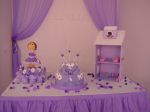 Mesa Principal: Cortina de voal, mesa de babado lils com acabamento no tecido das bonecas. 