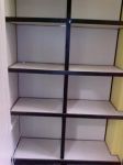Prateleiras de divis�rias Eucatex com perfil naval preto.