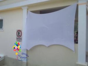 Decoração utilizando malha tensionada branca no condomínio Giorno de Sole II em Jundiaí