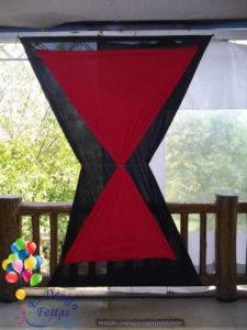Decoração interna do Recanto Feliz em Jundiaí utilizando malha tensionada. Foram feitas ampulhetas nas cores da Alemanha.