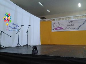 Fechamento do fundo e lateral do palco para evento do MP Studio de Dança de Itatiba