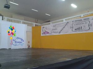 Fechamento do fundo e lateral do palco para evento do MP Studio de Dança de Itatiba