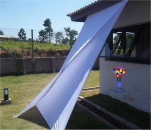 Aplicação de malha tensionada para tampar o sol