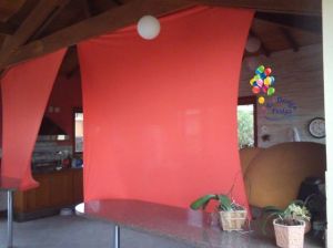 Decoração com malha tensionada (lycra) laranja realizada em condomínio na cidade de Jundiaí