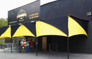 Atlântico Hall Decoração com malha. Aproveitamos a malha preta existente e fizemos decoração com a amarela de fundo