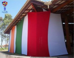Decoração com malha tensionada.