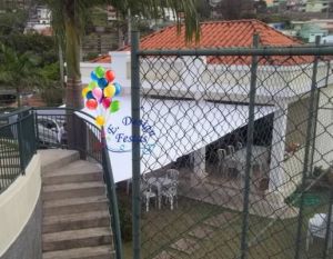 Decoração utilizando malha tensionada branca no condomínio Giorno de Sole II em Jundiaí