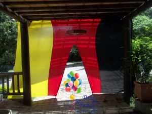 Decoração interna do Recanto Feliz em Jundiaí utilizando malha tensionada. Foi feita entrada nas cores da Alemanha utilizando malhas costuradas.