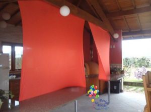 Decoração com malha tensionada (lycra) laranja realizada em condomínio na cidade de Jundiaí
