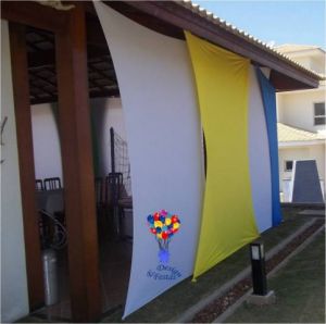 Decoração com malha tensionada.