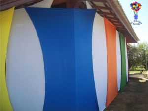 Decoração com malha tensionada.