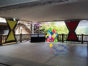 Decoração interna do Recanto Feliz em Jundiaí utilizando malha tensionada. Foram feitas ampulhetas nas cores da Alemanha.