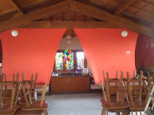 Decoração com malha tensionada (lycra) laranja realizada em condomínio na cidade de Jundiaí