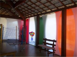Decoração com malha tensionada.