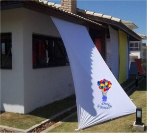 Decoração com malha tensionada.