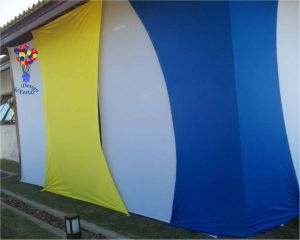 Decoração com malha tensionada.