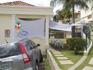 Decoração utilizando malha tensionada branca no condomínio Giorno de Sole II em Jundiaí