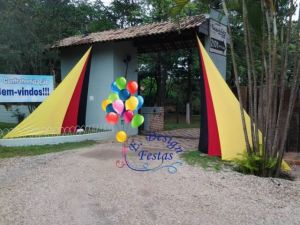 Decoração de entrada do Recanto Feliz em Jundiaí utilizando malha tensionada. Foram feitos 3 triângulos de cada lado.