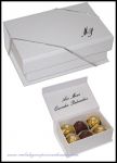 Caixa livro c/ 06 trufas - 7x13x4cm. acabamento com elstico ou lao.

Obs.: Cx revestimento em color plus.