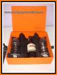 Kit vinho casal: Cx. trad. + m. vinho 250ml  +  2 Taas + bero em cetin

Obs.: Cx revestimento em color plus.
