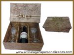 Kit vinho casal: Cx. trad. + m. vinho 250ml  +  2 Taas + bero em cetin

Obs.: Cx revestimento rustico estilizado.