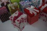 Caixa c/ Kit Costura
Com vrios itens para costurar - Revestida em tecidos. Tamanho: 10x10x12cm