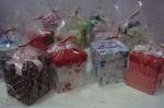 Caixa c/ Kit Costura
Com vrios itens para costurar - Revestida em tecidos. Tamanho: 10x10x12cm