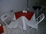 Mesa de convidados com toalha e cobre mancha padro do salo (tambm temos cobre mancha na cor preta).
