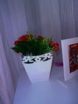 Cachepó pequeno com detalhes em flores