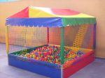 Piscina de bolinha - modelo casinha, tamanho 2x2, suporta crianças até 07 anos.