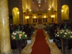 Decoração corredor para cerimônia de casamento com arranjos com rosas naturais