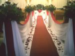Decoração para cerimônia de casamento com arranjos com rosas naturais