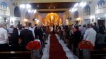 Decoração para cerimônia de casamento com arranjos com rosas artificiais