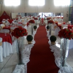 Decoração do corredor para cerimônia de casamento com arranjos artificiais
