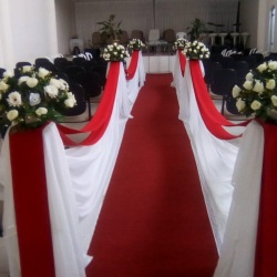 Decoração do corredor com arranjos com rosas brancas artificiais