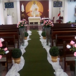 Decoração do corredor com arranjos com rosas claras artificiais