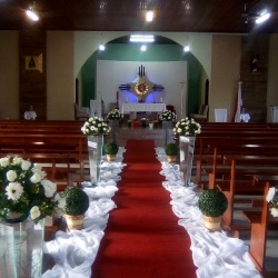 Decoração do corredor para cerimônia de casamento com arranjos artificiais.