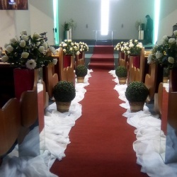 Decoração para casamento , corredor com colunas espelhadas e arranjos com rosas artificiais.