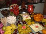 Mesa de frutas com cascata de chocolate