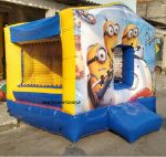 Casinha Pula Pula Minions, tamanho 3,00m (L) x 3,00m (C) x 2,40m (A) - Indicado para crianas at 9 anos