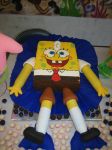 Bob na mesa da festa (com pernas e bra�os de pasta americana)