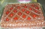bolo com massa de chocolate recheio prestigio e cobertura toda de chocolate com decorao de cerejas