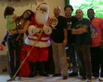 Fugitivos de Tokyo recebendo o Papai Noel oficial do Rio de Janeiro no evento da Guaravita