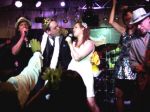 Glaucia e Karlucio cantando com a Banda Fugitivos de Tokyo.
