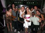 O casal Carol e Gabriel, curtindo sua festa de casamento junto à Banda Fugitivos de Tokyo, contando com a presença ilustre de