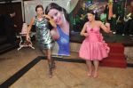 A debutante Carol Protazio dança com a banda Fugitivos de Tokyo em sua festa de 15 Anos.