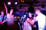 O casal Dani e Hermano cantando com a Banda Fugitivos de Tokyo!