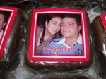 Choco bolo ou Po de Mel com iniciais ou foto dos noivos tamanho 6,5x6,5cm -  R$ 3,90