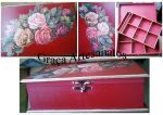 Porta bijouterias, retangular, em MDF, com dois compartimentos. Em decoupagem.