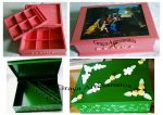 Porta bijouterias, retangular, em MDF, com dois compartimentos e espaço para anéis. Em decoupagem e biscuit. O Outro, também, porta bijouterias em mdf, decorado com biscuit, com um compartimento.